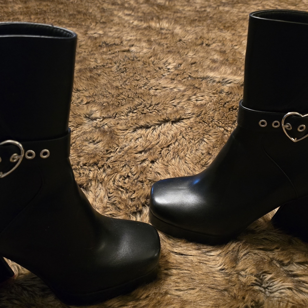 Lamoda Black Heart Shaped  Heeled Boots